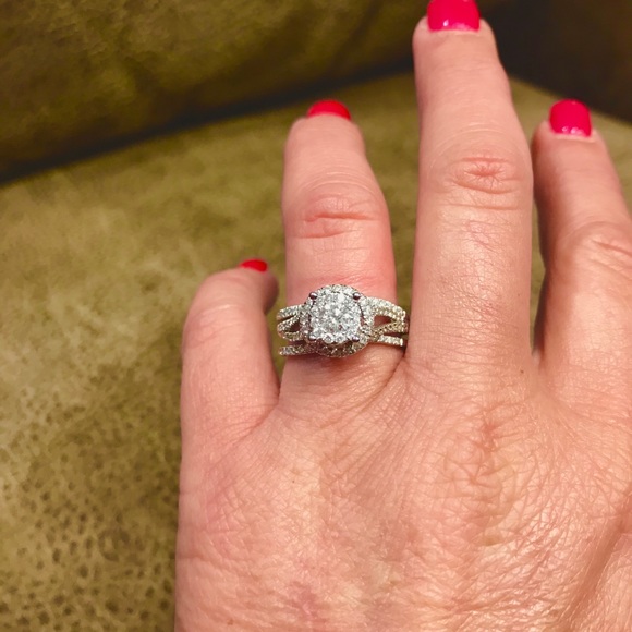 *SALE* 1.03 diamond ring with 2 matching bands - Picture 6 of 8